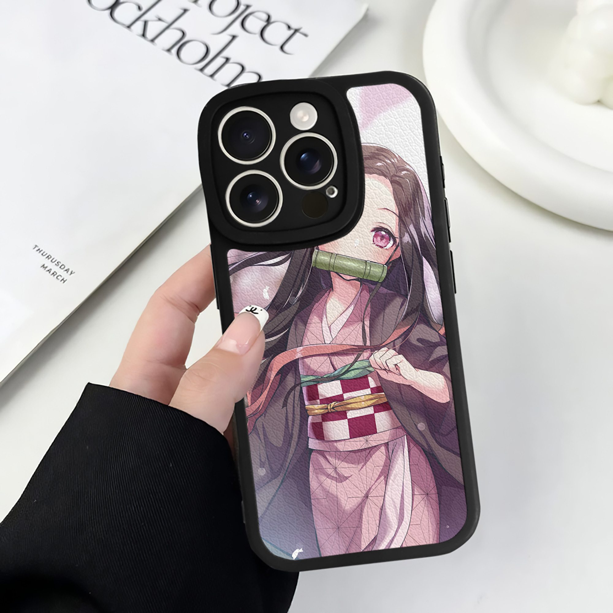 （画像用） 鬼滅の刃（きめつのやいば）竈門 禰󠄀豆子／かまど ねずこ Kamado Nezuko 【iPhone 16シリーズ対応】シリコンスマホケース（レザー調） 材質：シリコン